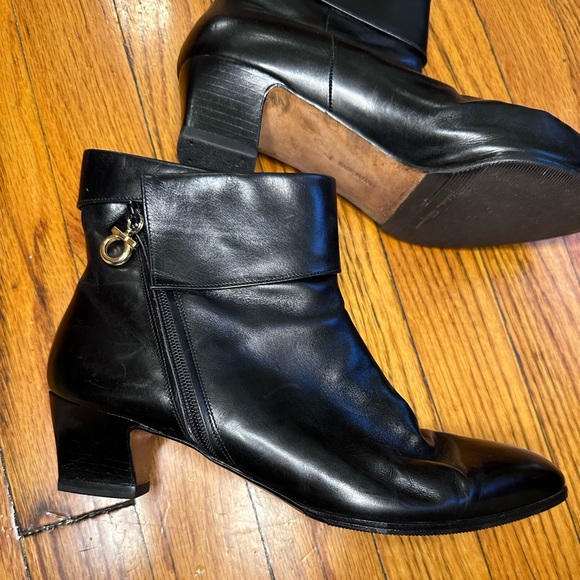 SALVATORE FERRAGAMO ITALIAN LEATHER ANKLE BOOTS WITH GANCINI BIT ZIPPER SIZE 7 - Picture 3 of 16